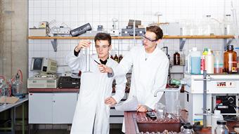This picture shows two male students in the Chemistry laboratory of the Faculty of Mechanical and Process Engineering.
